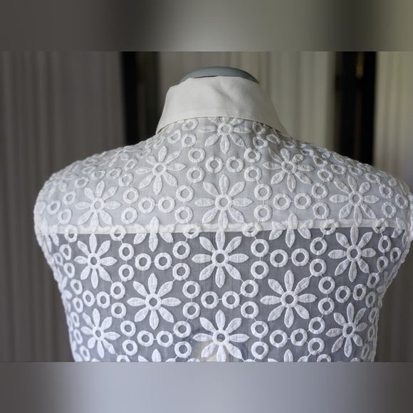 Vintage 90's, Anne Klein, sleeveless, embroidered, bottom down blouse. - Picture 5 of 11